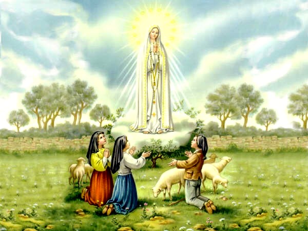Representación de la Virgen de Fátima ante los tres pastorcitos
